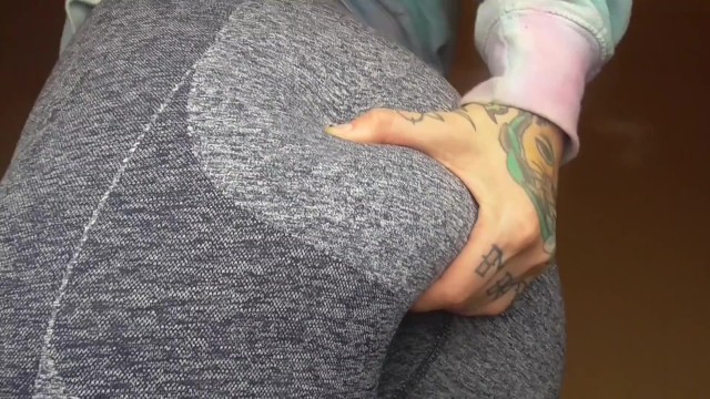 RIPPING HOT FARTS WHILE GRABBING MY ASS